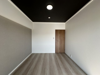 最上階7階の南向きで明るい住まい。洋室6帖は寝室や書斎として使いやすい広さです。甲子園が徒歩圏内の便利な立地で、暮らしやすさと快適性を兼ね備えています。