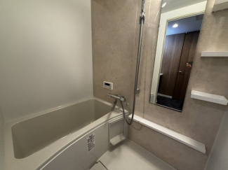 一日の疲れを癒せるバスルーム。換気乾燥機付きで、雨の日の洗濯も安心です。