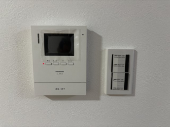 来訪者の顔が確認できるモニター付きインターホンを採用。防犯性が高く、小さなお子様やご年配の方も安心して暮らせます。