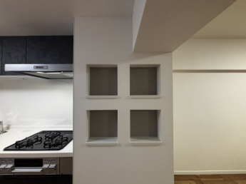 小物や写真を飾って楽しめるニッチスペース。インテリアの一部として暮らしを彩る、ちょっと嬉しいポイントです。