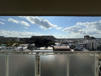 南向きで陽光あふれる最上階のお部屋。
甲子園徒歩圏内の便利な立地で、開放的な眺望と心地よい風通しを日々感じられます。