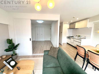 リビングダイニングは家族や友人とのコミュニケーションを楽しむ場所でくつろぎながら食事や会話を楽しめ、多目的に利用できリラックスできる空間です。家庭内の中心として機能し、快適な生活をサポートします。