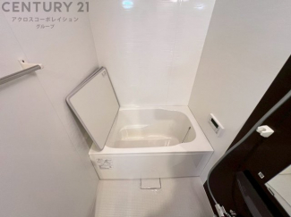 ユニットバスは省スペースでありながら、シンプルな設計と使いやすさを備え、簡便なメンテナンスが可能です。またミラー・小物置き場もあり便利です。