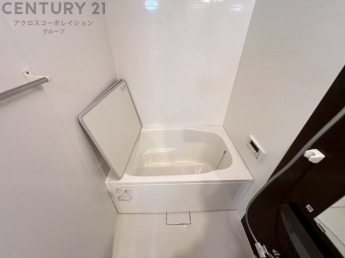 ユニットバスは省スペースでありながら、シンプルな設計と使いやすさを備え、簡便なメンテナンスが可能です。またミラー・小物置き場もあり便利です。