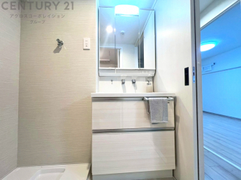 化粧品や洗顔料、歯ブラシなどの必需品をまとめて置ける収納スペースがあり、使用するたびに取り出す手間が省けます。また、水回りのため、濡れても大丈夫な素材が使用されており、お手入れが簡単です。