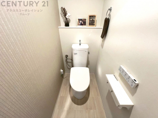 温水洗浄便座付トイレは温水洗浄機能により、暖かい水でおしりを洗浄することができ、冷たい水を使う従来の便座に比べ、温水洗浄機能で暖かいトイレを提供し、快適な使用を可能にします。