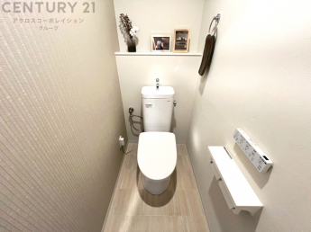 温水洗浄便座付トイレは温水洗浄機能により、暖かい水でおしりを洗浄することができ、冷たい水を使う従来の便座に比べ、温水洗浄機能で暖かいトイレを提供し、快適な使用を可能にします。