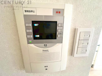 訪問者が来たときにテレビ画面で確認できるため、安心してドアを開けられます。録画機能があるものもあり、留守中に来訪者を記録しておくことができます。利便性が高く、セキュリティ面でも安心です。