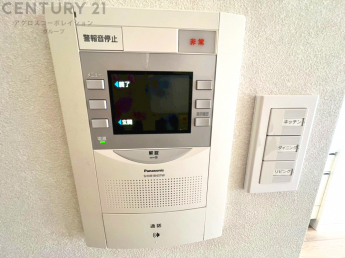 訪問者が来たときにテレビ画面で確認できるため、安心してドアを開けられます。録画機能があるものもあり、留守中に来訪者を記録しておくことができます。利便性が高く、セキュリティ面でも安心です。