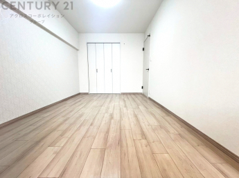 リラックスできるプライベート空間で、快適な睡眠をサポート。個人の好みに合わせたインテリアや寝具で心地良さを追求。プライベートな時間を過ごし、リフレッシュする場所におすすめです。