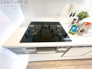 多数の調理器具を同時に使用でき、料理の効率化が可能。省エネで節約になり、様々な料理スタイルに適応できます。また、火力調整が独立しており、手入れや掃除もしやすく、今よりもっとお料理が楽しくなるかも。