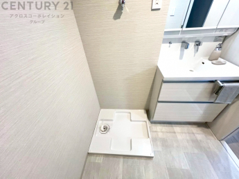 洗濯物の仕分け作業がしやすく、整理整頓が容易になります。洗濯音や湿気を他の部屋に持ち込まず、生活環境を快適に保ちます。上部を活用すれば収納スペースを確保でき洗剤や洗濯用品の整理もしやすくなります。