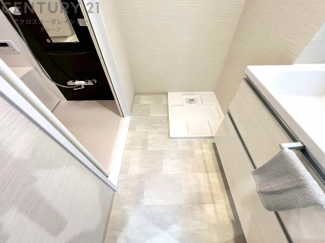 衣服の収納や脱ぎ着や整理整頓がしやすく、湿った衣類を乾燥させるスペースがありカビや臭いの発生を防ぎます。床の汚れを他の部屋に持ち込まず清潔を保つことができます。また快適な入浴環境の整備にも役立ちます。