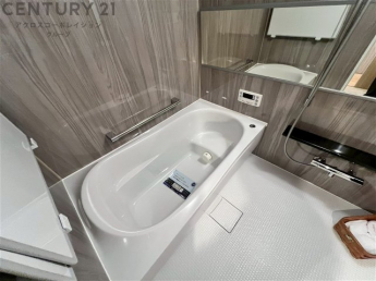 ユニットバスは省スペースでありながら、シンプルな設計と使いやすさを備え、簡便なメンテナンスが可能です。またミラー・小物置き場もあり便利です。