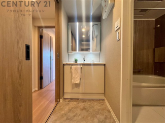 化粧品や洗顔料、歯ブラシなどの必需品をまとめて置ける収納スペースがあり、使用するたびに取り出す手間が省けます。また、水回りのため、濡れても大丈夫な素材が使用されており、お手入れが簡単です。