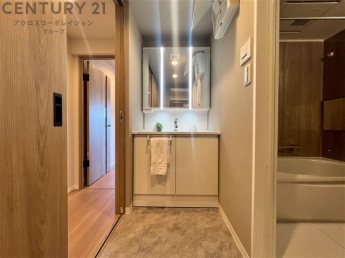 化粧品や洗顔料、歯ブラシなどの必需品をまとめて置ける収納スペースがあり、使用するたびに取り出す手間が省けます。また、水回りのため、濡れても大丈夫な素材が使用されており、お手入れが簡単です。