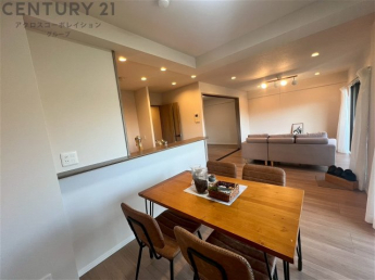 キッチン前のダイニングスペース　カウンターキッチンから料理の受け渡し等に便利です。ダイニングセットを置いても十分な広さを確保。