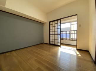 床は、ダークな色目