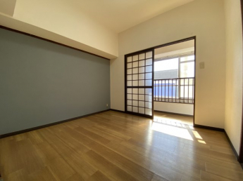 床は、ダークな色目