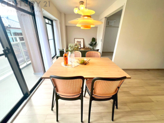 キッチン前のダイニングスペース。ダイニングセットを置いても十分な広さを確保。