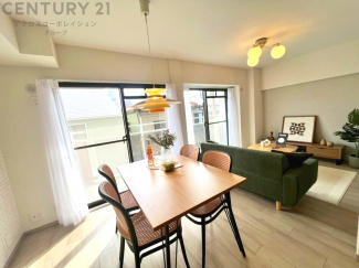 リビングダイニングは家族や友人とのコミュニケーションを楽しむ場所でくつろぎながら食事や会話を楽しめ、多目的に利用できリラックスできる空間です。家庭内の中心として機能し、快適な生活をサポートします。