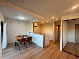 キッチン前のダイニングスペース　カウンターキッチンから料理の受け渡し等に便利です。ダイニングセットを置いても十分な広さを確保。