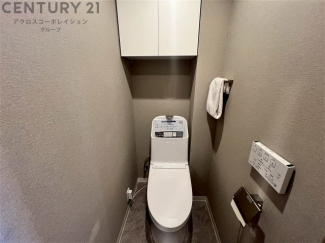 温水洗浄便座付トイレは温水洗浄機能により、暖かい水でおしりを洗浄することができ、冷たい水を使う従来の便座に比べ、温水洗浄機能で暖かいトイレを提供し、快適な使用を可能にします。