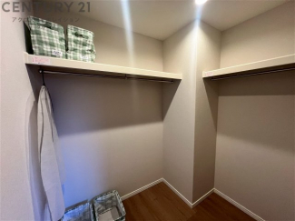 収納力が高く洋服や小物を整理しやすく、更衣室のように使え、部屋がすっきり保てます。収納の配置を自由に調整でき、換気性が良く防湿・防虫対策も可能。快適で機能的な生活空間を実現できます♪