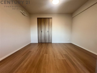 寝室…リラックスできるプライベート空間で、快適な睡眠をサポート。個人の好みに合わせたインテリアや寝具で心地良さを追求。プライベートな時間を過ごし、リフレッシュする場所におすすめです。