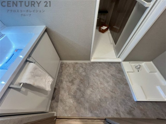 衣服の収納や脱ぎ着や整理整頓がしやすく、湿った衣類を乾燥させるスペースがありカビや臭いの発生を防ぎます。床の汚れを他の部屋に持ち込まず清潔を保つことができます。また快適な入浴環境の整備にも役立ちます。