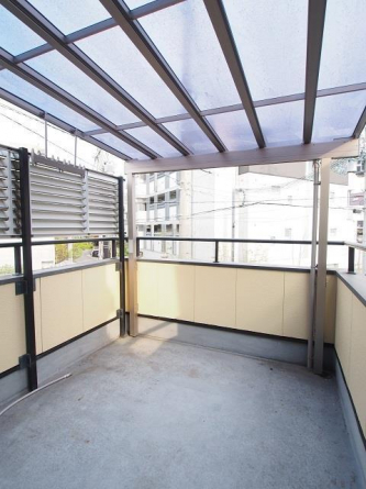 外からの目が気にならないバルコニーで洗濯物が干せます