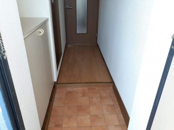 収納もある玄関です