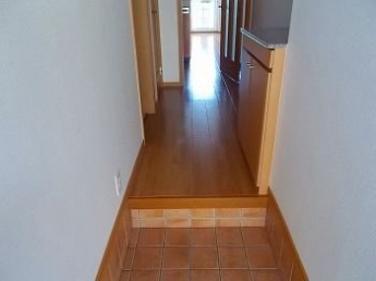 収納もある玄関です