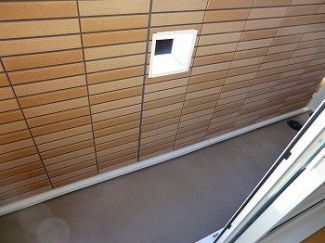 暖かな日差しのふりそそぐバルコニー