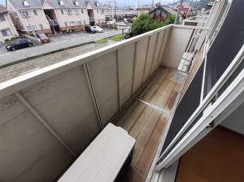 バルコニーからの眺めを楽しみながら食事をしませんか