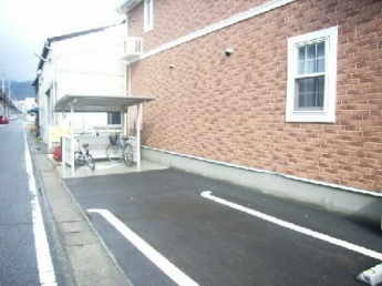 車をお持ちの方に嬉しい駐車場付きの物件です