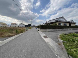 西に向いた道路