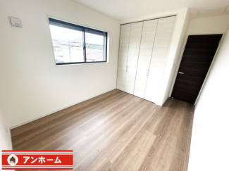 落ち着いた色調の洋室です