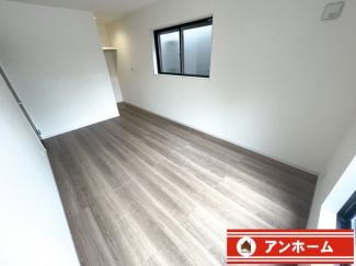 落ち着いた色調の洋室です