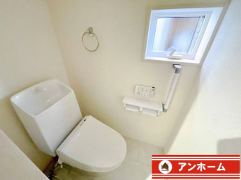 落ち着いた色調のトイレです