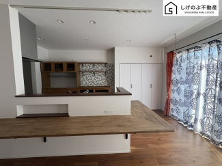 キッチン横にはパントリーがございます。