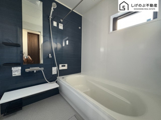 換気のしやすい窓付きの浴室です。雨の日は浴室暖房乾燥機もございます。