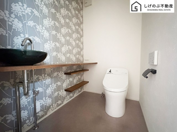 こちらは温水洗浄便座付きです。トイレは一階と二階についております。