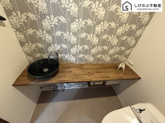 1階トイレにはオシャレな手洗い場がございます。