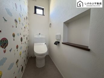 こちらは温水洗浄便座付きです。トイレは一階と二階についております。