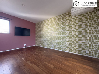 全居室に収納ありなのも嬉しいポイントです。使うご家族ごとに分けて収納できますね。また収納が多いとお部屋も広くすっきりと使えます。奥行きもあるためご自慢のお洋服もしわにせずに大切にしまって頂けますよ。