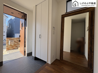 玄関横には大家族にも対応可能なシューズクローゼットが完備されています。