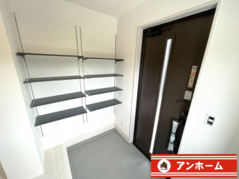 明るい玄関です