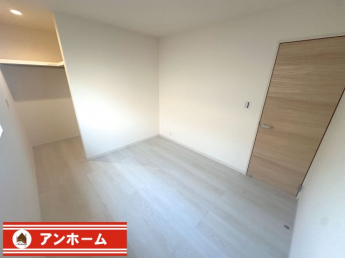 コンパクトで使いやすい洋室です