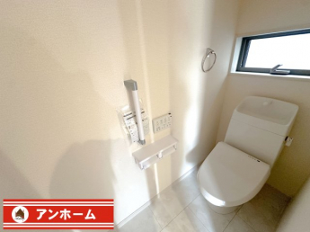 落ち着いた色調のトイレです